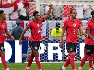 Futbalisti Anglicka sa radujú z gólu. 