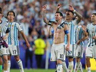 Futbalisti Argentíny oslavujú postup do semifinále MS 2026.