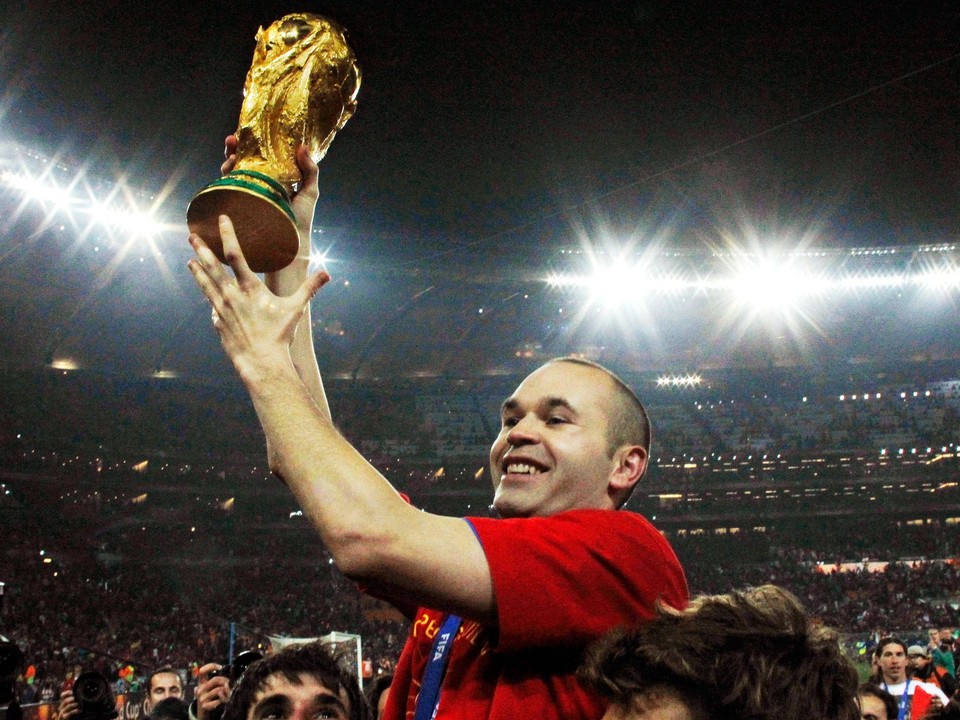 Andreas Iniesta s trofejou po triumfe na MS 2010.