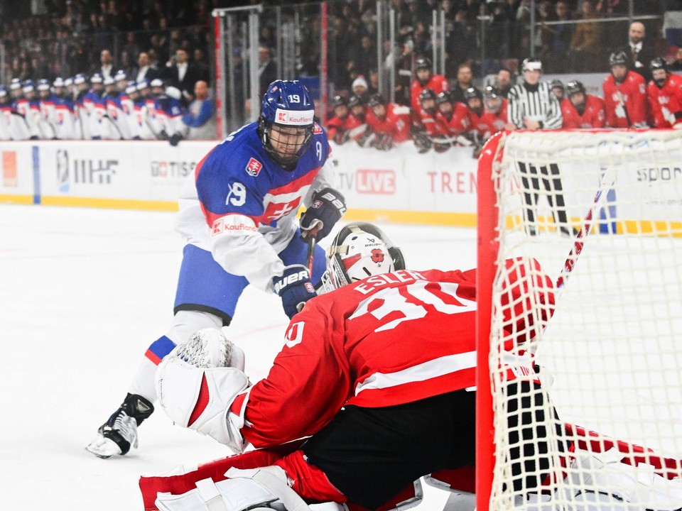 Timothy Kazda počas trestného strieľania v zápase s Kanadou.