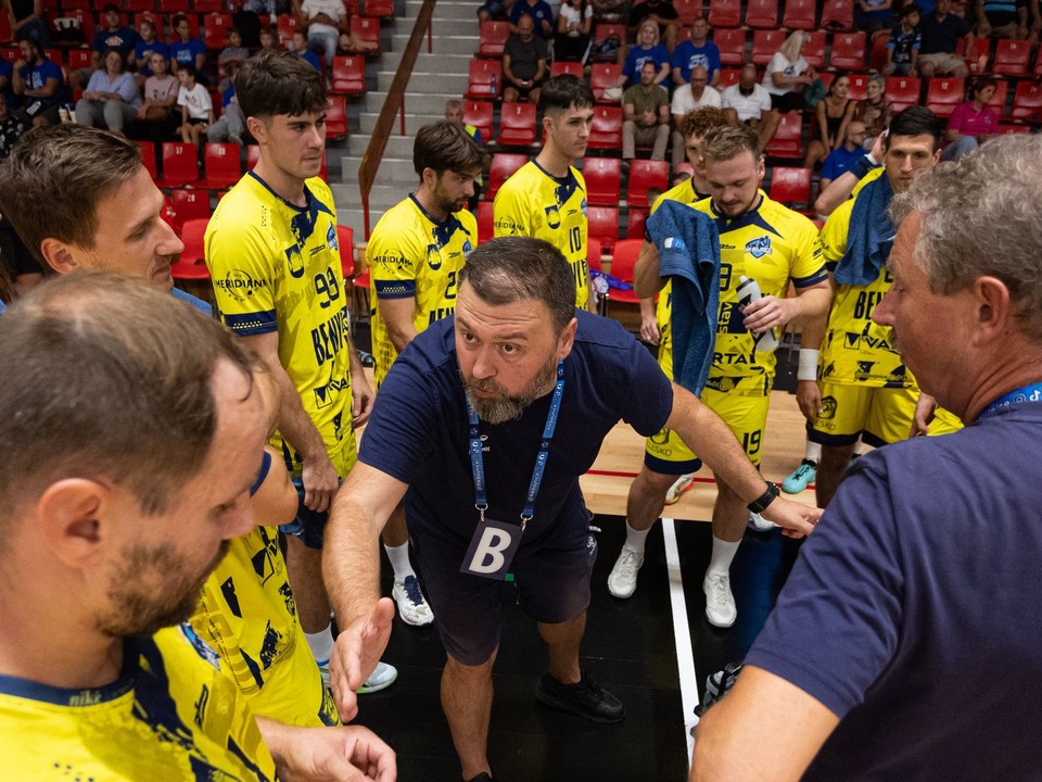 Hádzanári HK Bojnice s trénerom.