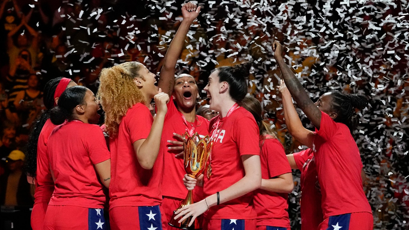 Basketbalistky USA po zisku zlatých medailí MS 2022. 