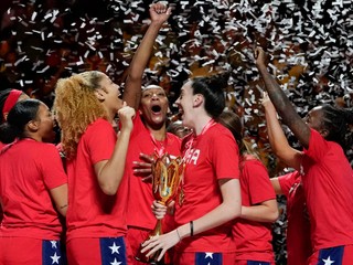 Basketbalistky USA po zisku zlatých medailí MS 2022. 