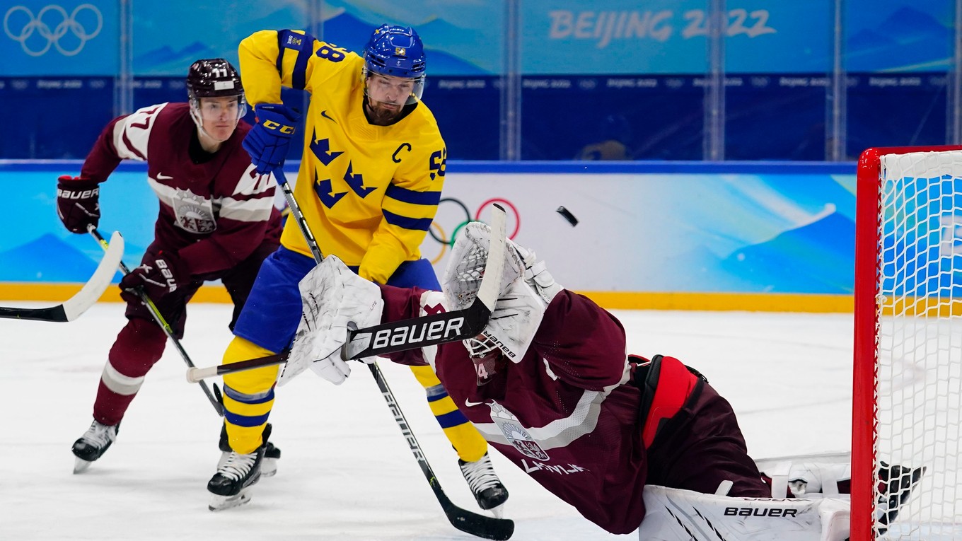 Momentka zo zápasu Švédsko - Lotyšsko na ZOH 2022 v Pekingu.
