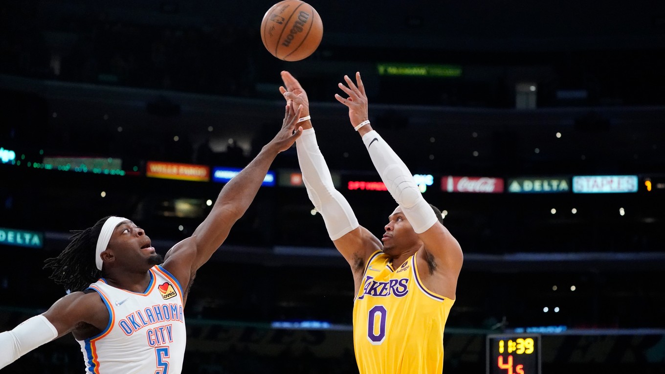 Russell Westbrook (0) v súboji proti Luguentzovi Dortovi. 