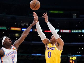 Russell Westbrook (0) v súboji proti Luguentzovi Dortovi.