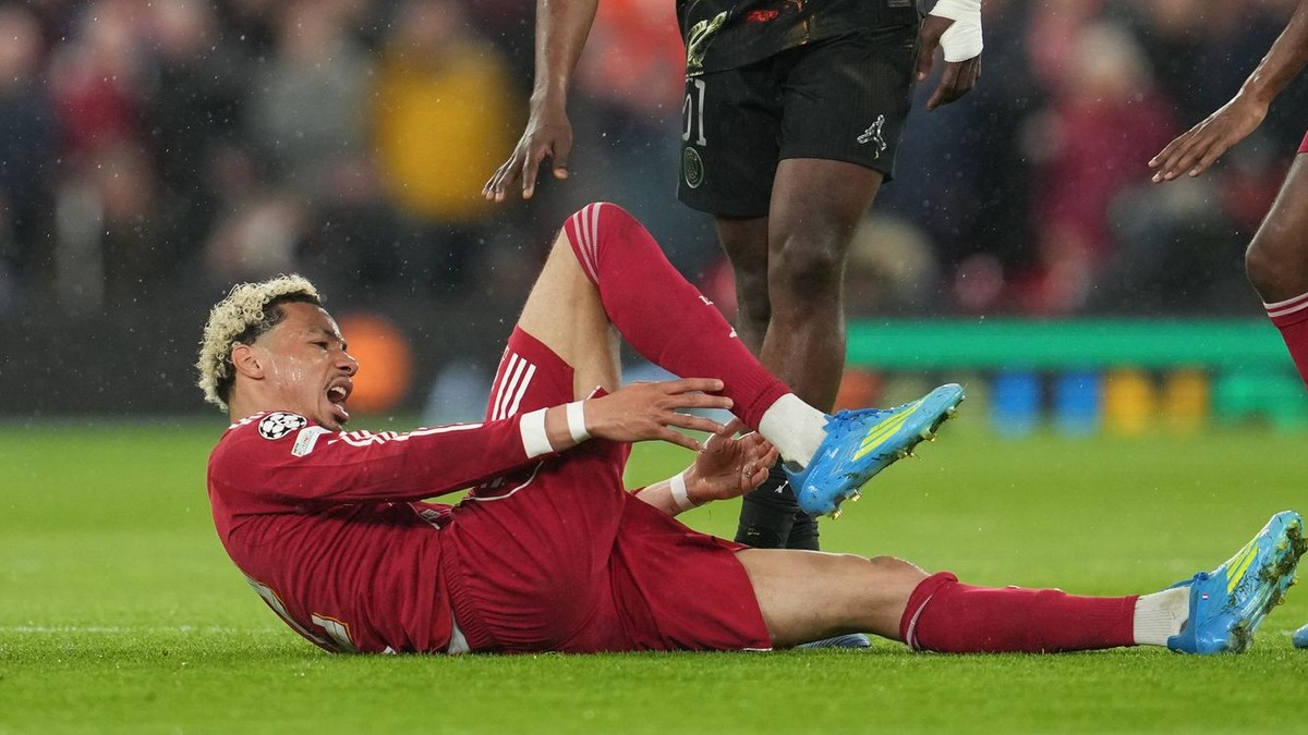 Hugo Ekitike sa zranil v zápase proti PSG.