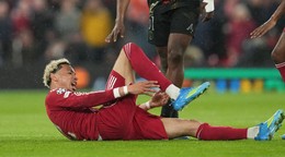 Hugo Ekitike sa zranil v zápase proti PSG.