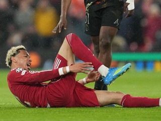 Hugo Ekitike sa zranil v zápase proti PSG.