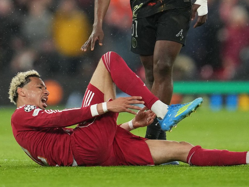 Hugo Ekitike sa zranil v zápase proti PSG.