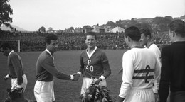 Na archívnej snímke z 11. mája 1966 Josef Masopust (druhý zľava) gratuluje štyridsaťročnému prešovskému futbalistovi Lacovi Pavlovičovi počas rozlúčkového zápasu.