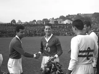 Na archívnej snímke z 11. mája 1966 Josef Masopust (druhý zľava) gratuluje štyridsaťročnému prešovskému futbalistovi Lacovi Pavlovičovi počas rozlúčkového zápasu.