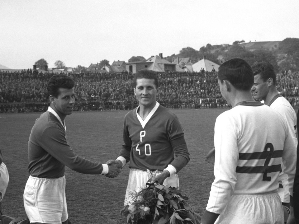 Na archívnej snímke z 11. mája 1966 Josef Masopust (druhý zľava) gratuluje štyridsaťročnému prešovskému futbalistovi Lacovi Pavlovičovi počas rozlúčkového zápasu.