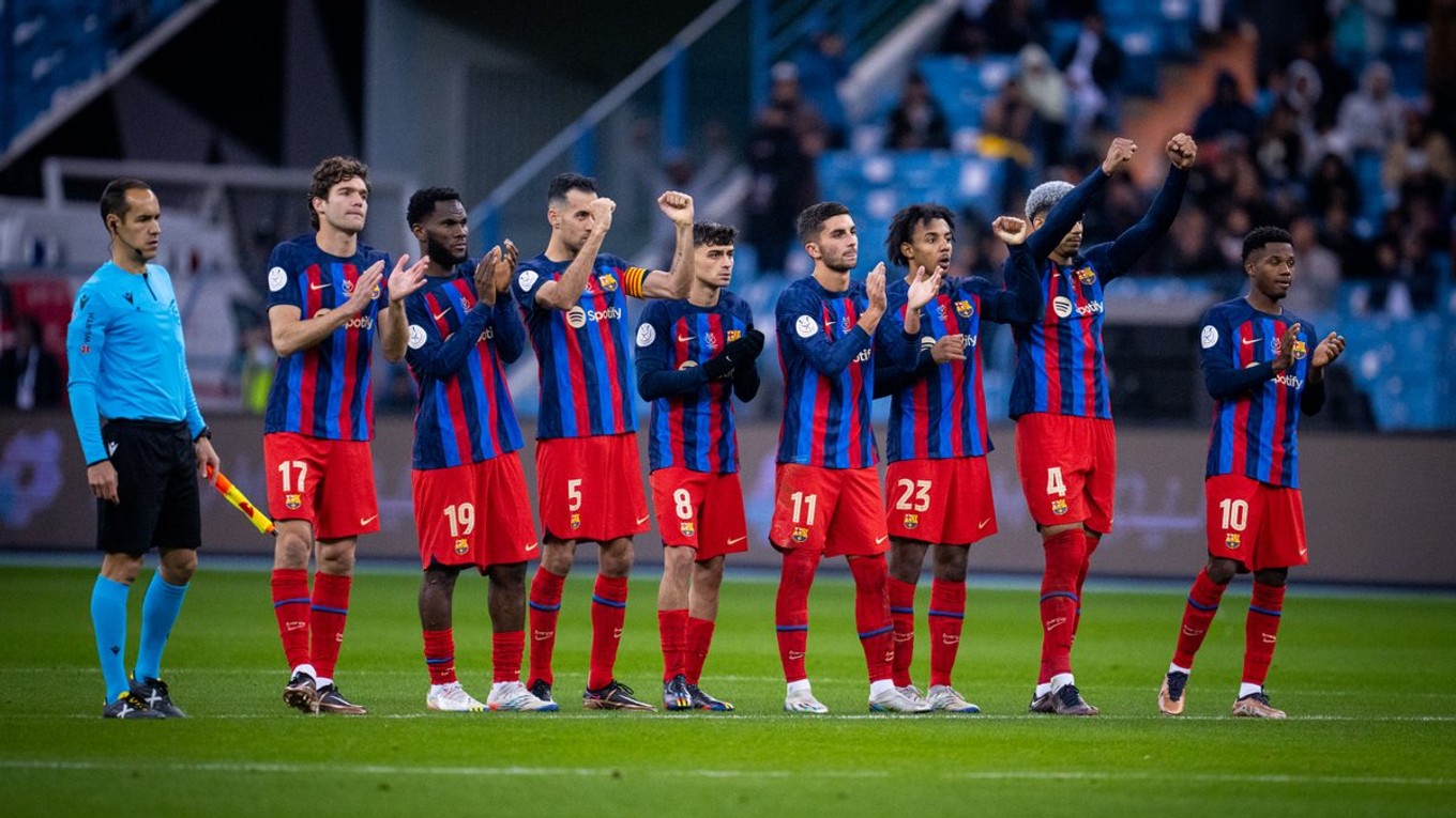 Futbalisti FC Barcelona počas rozstrelu v semifinále Španielskeho superpohára 2023.