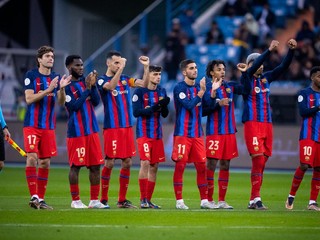 Futbalisti FC Barcelona počas rozstrelu v semifinále Španielskeho superpohára 2023.