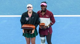 Mirra Andrejevová a Victoria Mboková. 