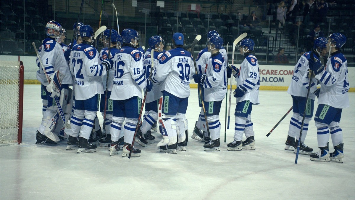 Slovenskí hokejisti do 20 rokov sa tešia z víťazstva.