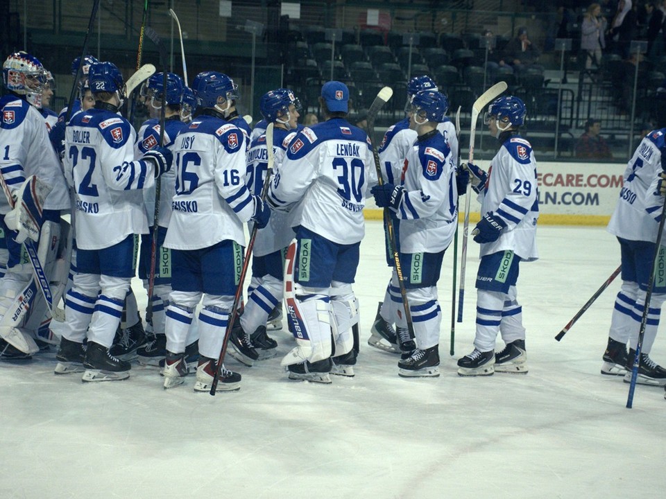 Slovenskí hokejisti do 20 rokov sa tešia z víťazstva.