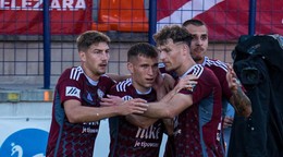 Futbalisti FK Železiarne Podbrezová oslavujú gól.