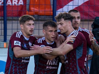 Futbalisti FK Železiarne Podbrezová oslavujú gól.