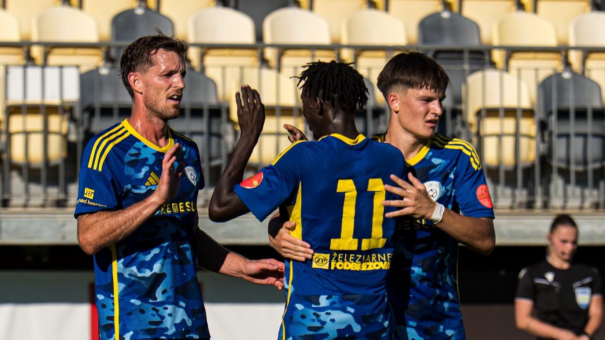 Futbalisti FK Pohronie oslavujú gól.