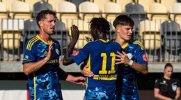 Futbalisti FK Pohronie oslavujú gól.