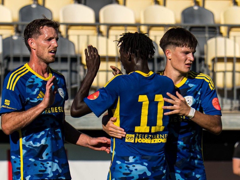 Futbalisti FK Pohronie oslavujú gól.