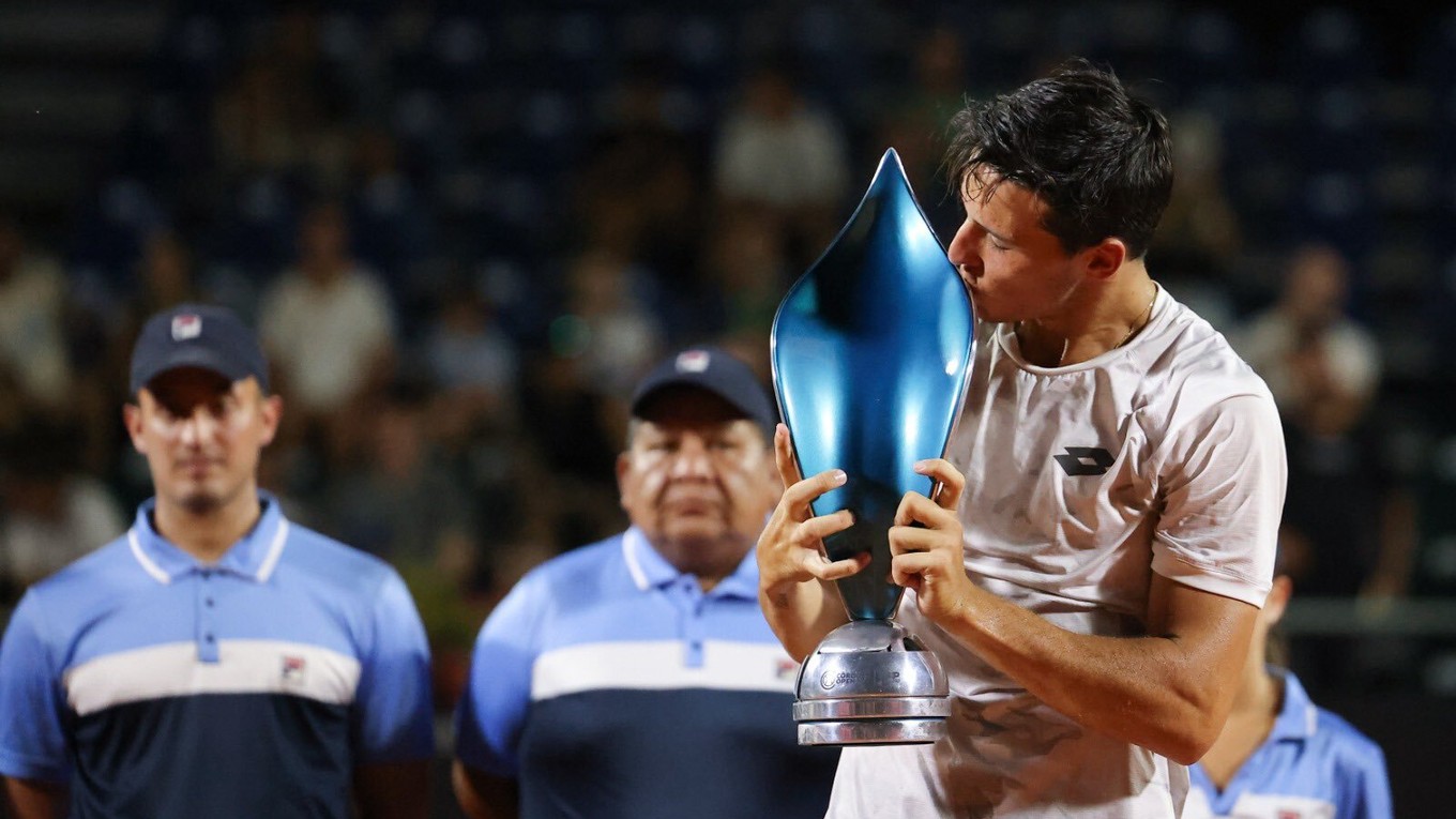 Luciano Darderi sa teší z triumfu na turnaji ATP Córdoba 2024.