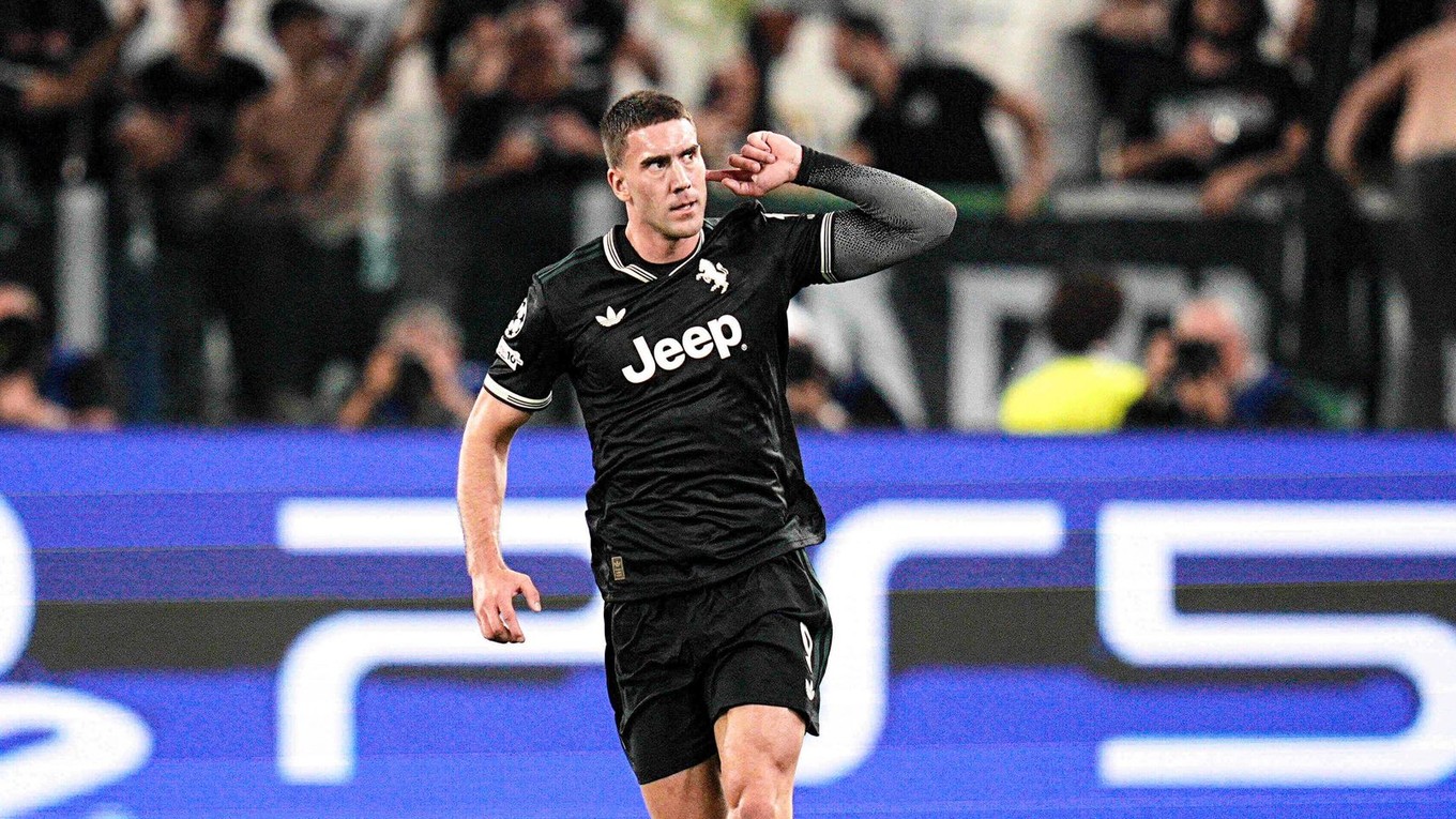 Futbalista Juventusu Dušan Vlahovič sa raduje z gólu.
