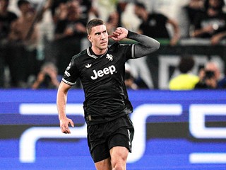 Futbalista Juventusu Dušan Vlahovič sa raduje z gólu.