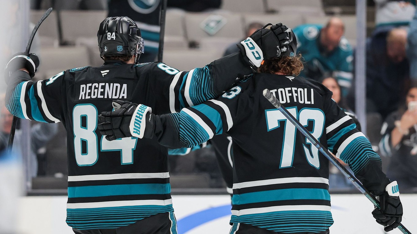 Pavol Regenda a Tyler Toffoli oslavujú gól. 