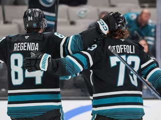 Pavol Regenda a Tyler Toffoli oslavujú gól. 