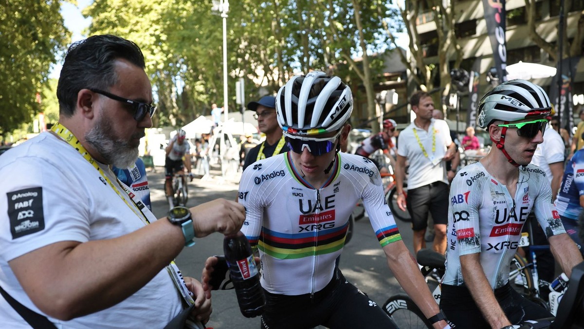 Tadej Pogačar dostáva vodu od tímového kustóda UAE Team Emirates - XRG.