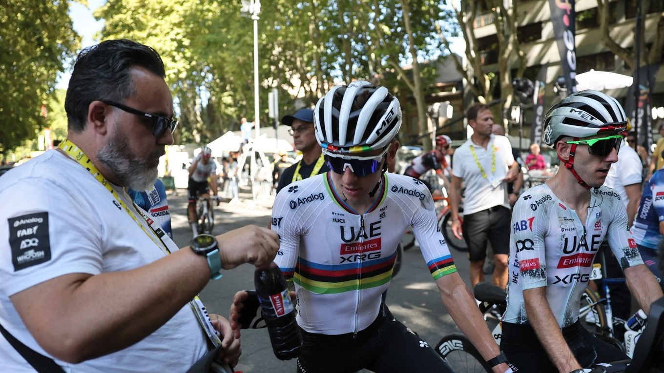 Tadej Pogačar dostáva vodu od tímového kustóda UAE Team Emirates - XRG.