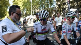 Tadej Pogačar dostáva vodu od tímového kustóda UAE Team Emirates - XRG.