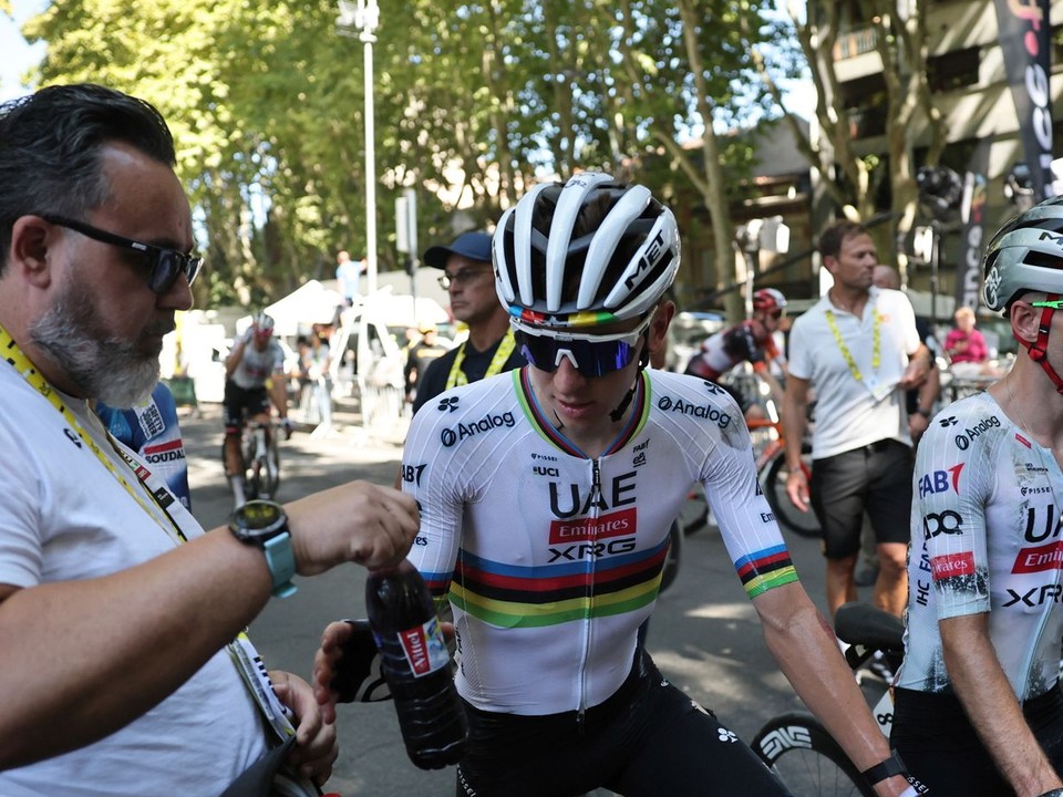 Tadej Pogačar dostáva vodu od tímového kustóda UAE Team Emirates - XRG.