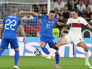 Róbert Polievka (v strede) a Joao Palhinha v zápase Slovensko - Portugalsko v kvalifikácii EURO 2024.
