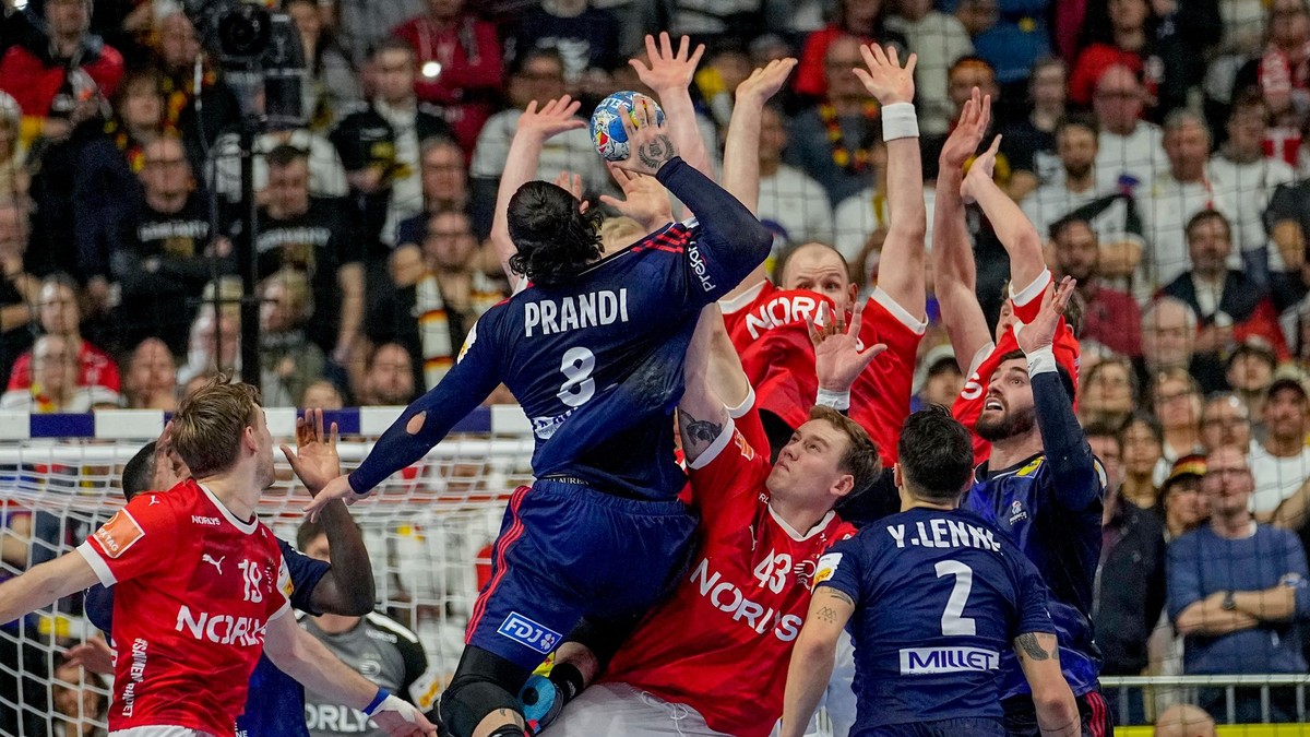 Francúzsky hádzanár Elohim Prandi v zápase proti Dánsku.