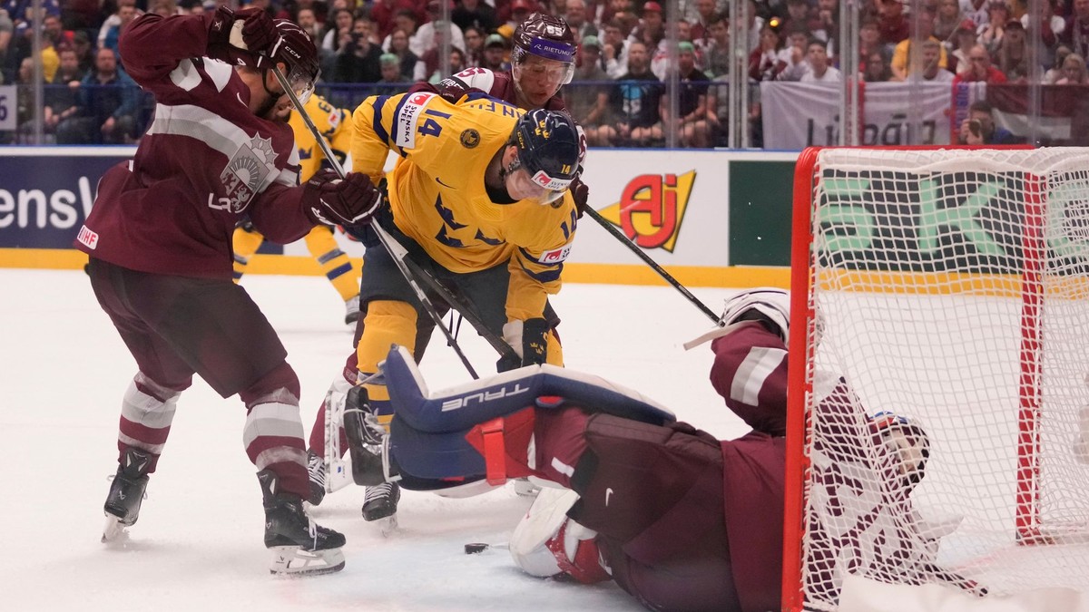 Fotka zo zápasu Lotyšsko - Švédsko na MS v hokeji 2024.