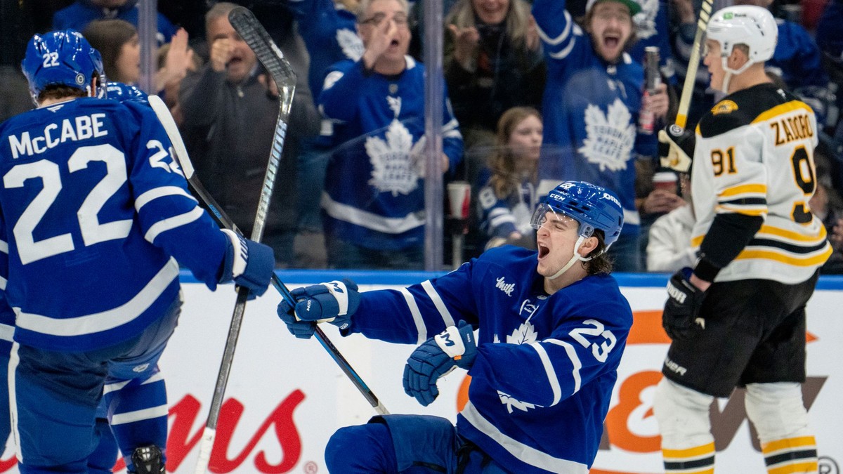 Matthew Knies (v strede) sa teší po strelenom góle v zápase NHL Toronto Maple Leafs - Boston Bruins.