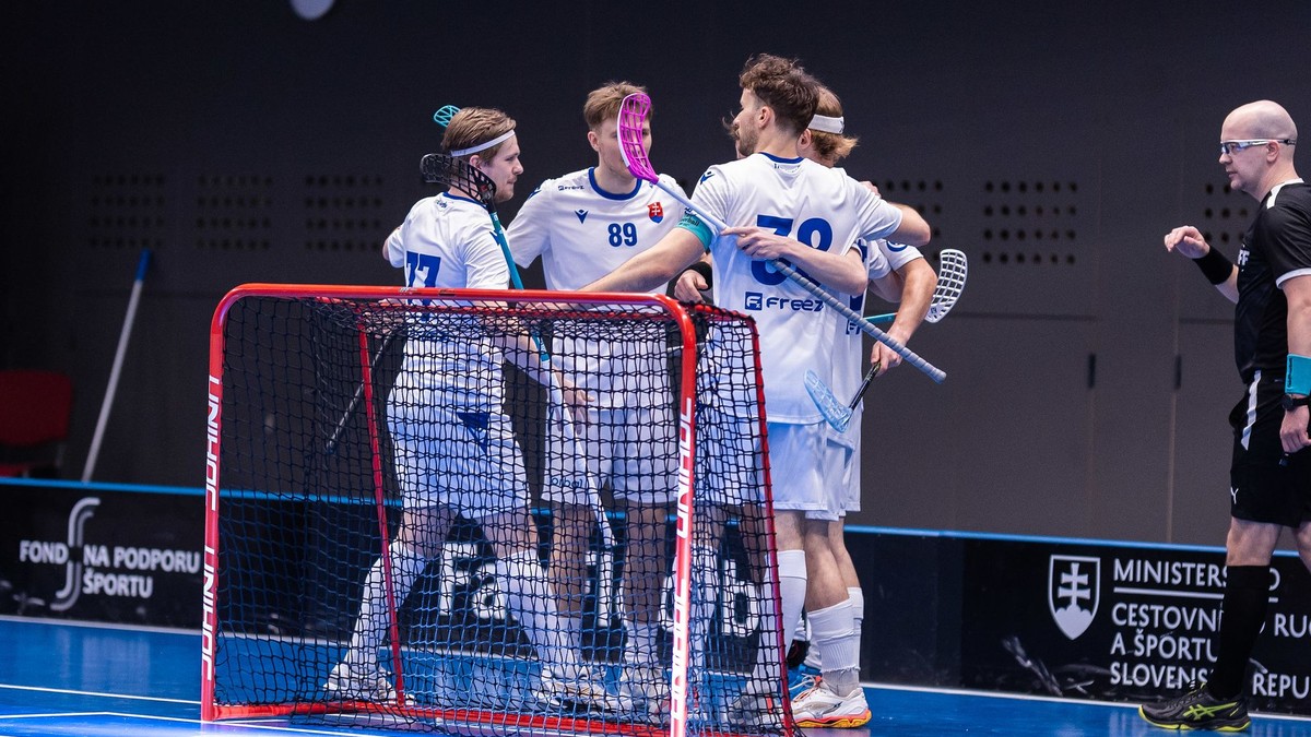 Slovenskí florbalisti oslavujú gól. 