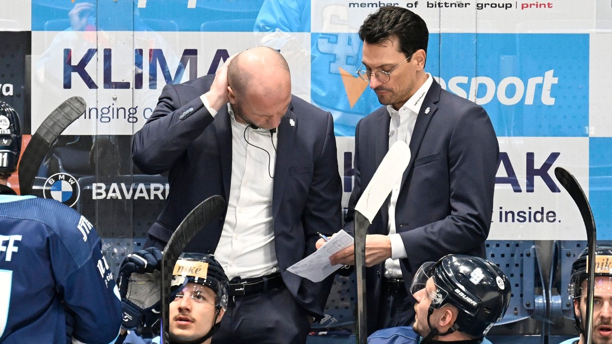 Brad Tapper a vľavo jeho asistent Tomáš Surový.