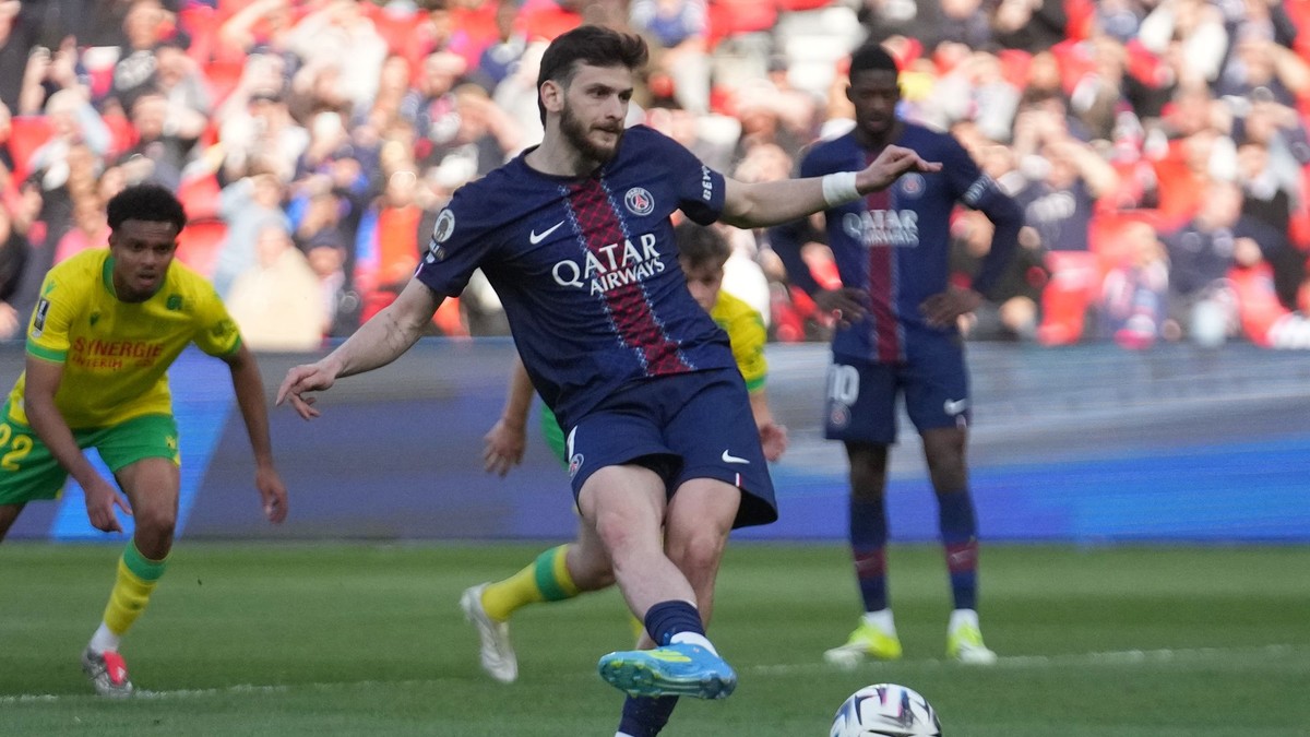 Chviča Kvaracchelija skóruje.