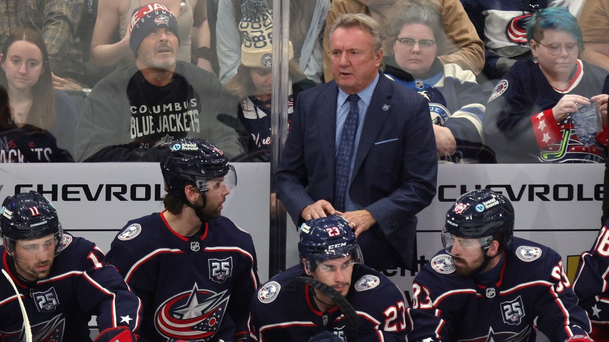 Rick Bowness, tréner Columbusu Blue Jackets a hráči.