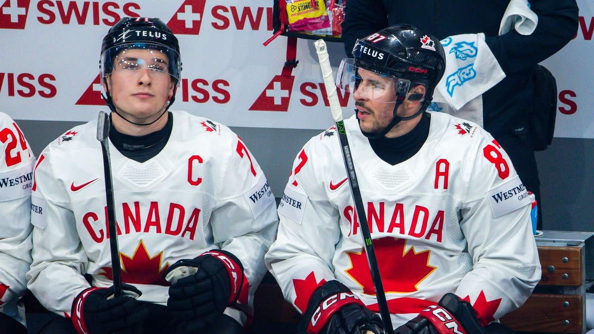 Kapitán Kanady Macklin Celebrini (vľavo) a Sidney Crosby počas MS v hokeji 2026. 