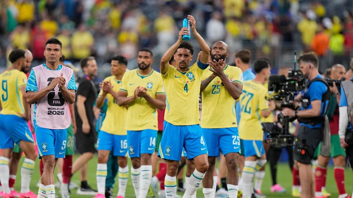 Futbalisti Brazílie odchádzajú z ihriska po skončení zápasu C-skupiny Brazília – Maroko.