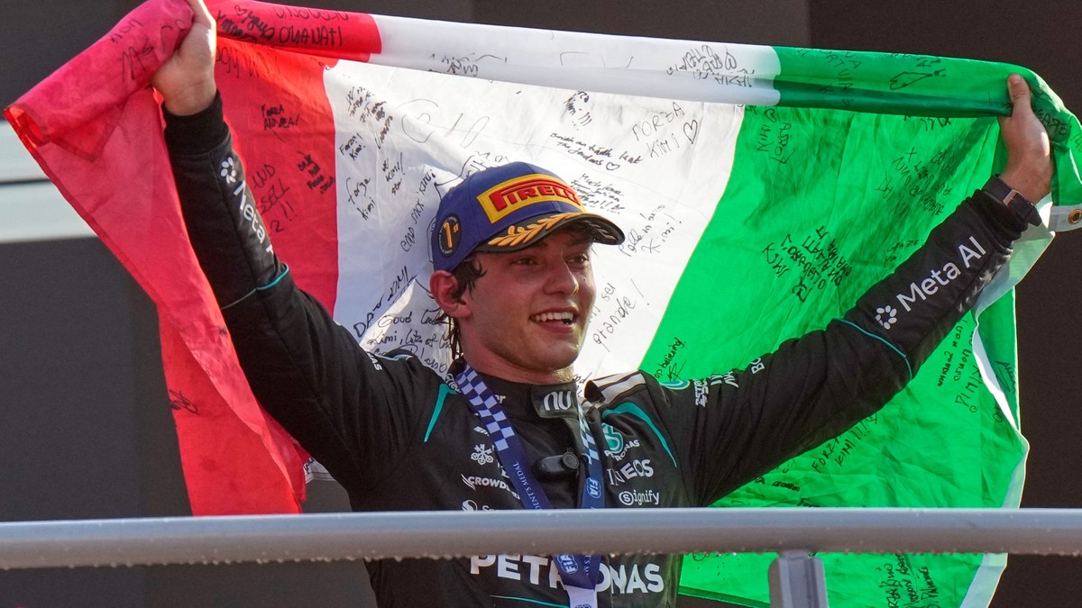 Kimi Antonelli oslavuje víťazstvo na Veľkej cene Talianska 2026.