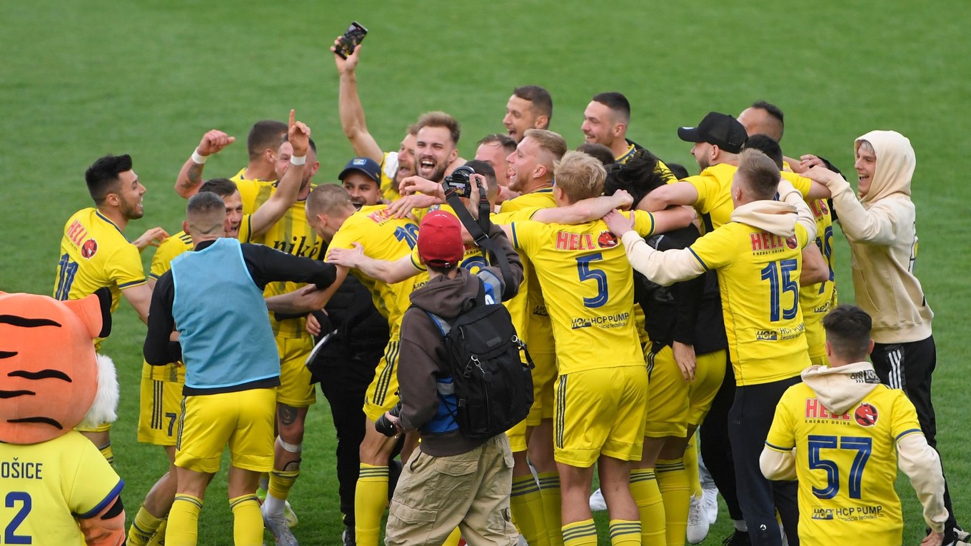 Futbalisti FC Košice oslavujú triumf v II. lige a postup do Fortuna ligy.