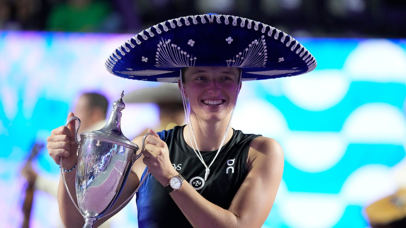 Iga Swiateková pózuje s trofejou a sombrerom po triumfe na Turnaji majsteriek 2023.