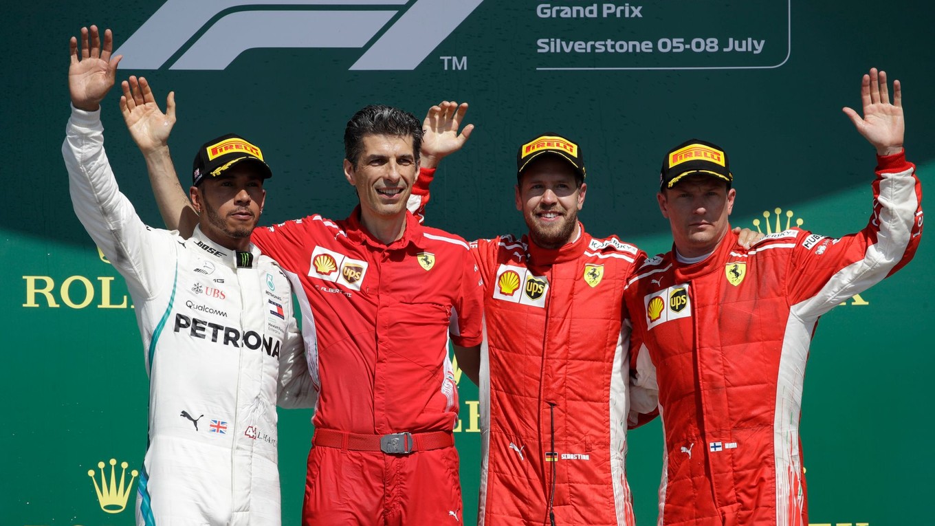 Lewis Hamilton a piloti Ferrari Sebastian Vettel a Kimi Räikkönen po Veľkej cene Veľkej Británie 2018.
